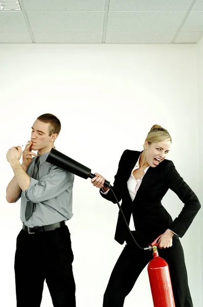 Businesswoman Extinguishing Her Colleague Smoking Office — Stock Photo, Image