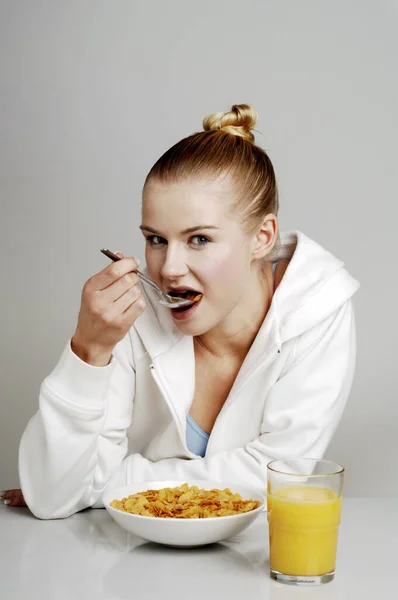 Mujer Desayunando Cereal — Foto de Stock