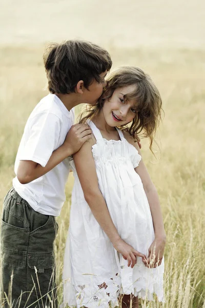 男の子接吻女の子に牧草地 — ストック写真