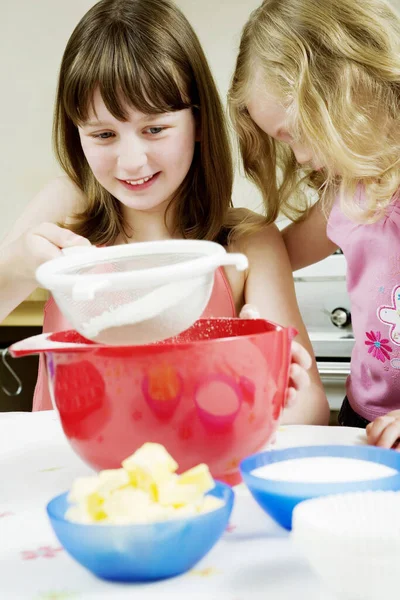 Chicas Hornear Pastel Cocina — Foto de Stock