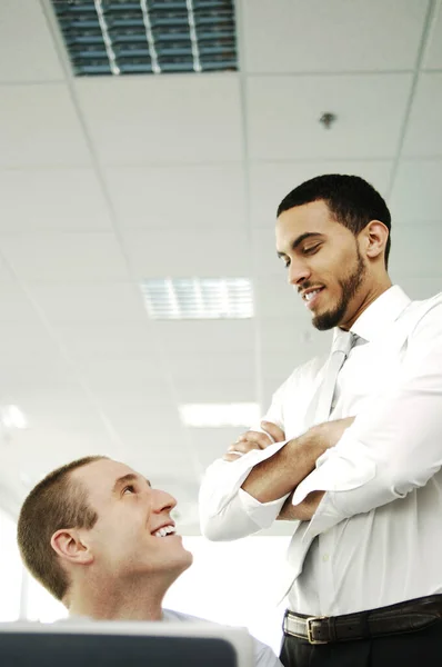 Dos Hombres Negocios Hablando Sonriendo — Foto de Stock