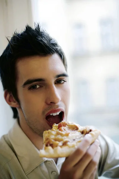 Hombre Comiendo Pizza Cerca — Foto de Stock