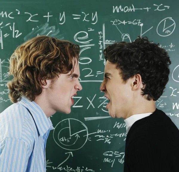 Två Pojkar Grälar Klassrummet — Stockfoto