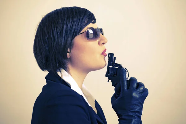 Woman Sunglasses Blowing Pistol — Fotografia de Stock