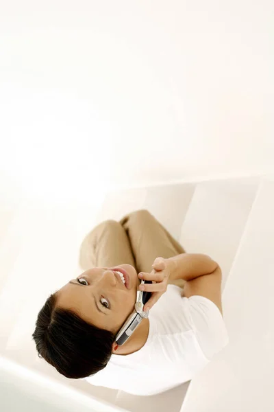 Woman Looking Camera While Talking Mobile Phone — Stockfoto