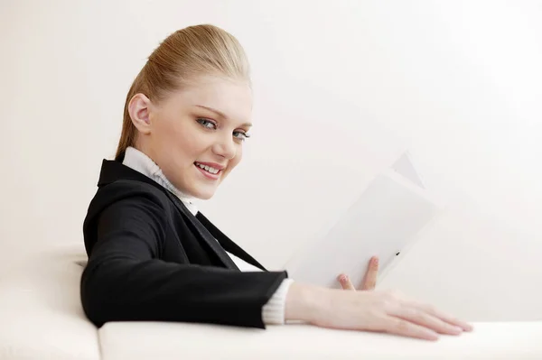 Atrakcyjna Bizneswoman Czytająca Biurze — Zdjęcie stockowe