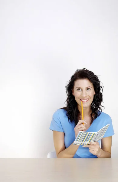 Mulher Segurando Lápis Livro Anotações Pensando — Fotografia de Stock