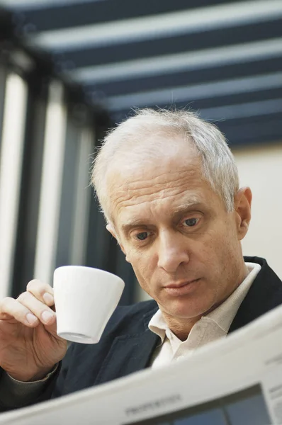 Zakenman Die Koffie Drinkt Terwijl Hij Krant Leest — Stockfoto