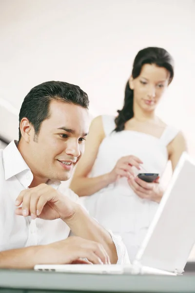 Man Using Laptop While His Girlfriend Using Palmtop — Stock Photo, Image