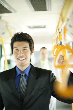 Trende duran bir iş adamı.