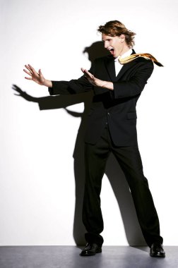 İşadamı güçlü bir rüzgarla savruluyor