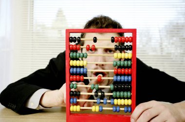 Çocuk abaküsle oynayan iş adamı