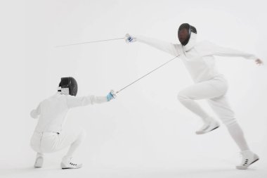 İki adam eskrim yapıyor, stüdyoda vuruldu.