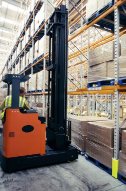 Fabrikada forklift.