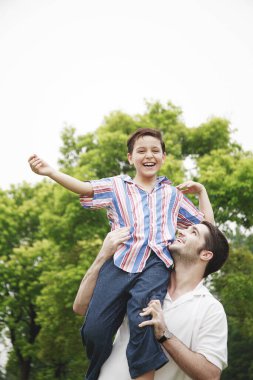 Baba oğul eğleniyor.
