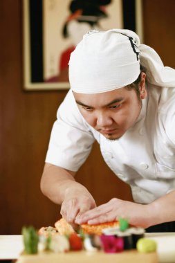 Şef suşi kesiyor, manzarayı kapatın.