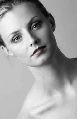 Kırmızı rujlu kadın.