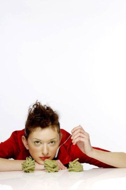 Yeşil erişte yiyen bir kadın.