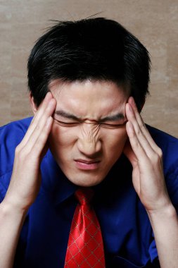 Asyalı işadamının başı ağrıyor