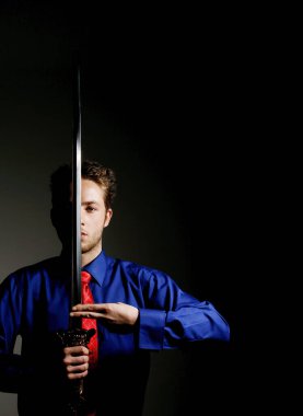 Dövüş sanatları yapan bir iş adamı.