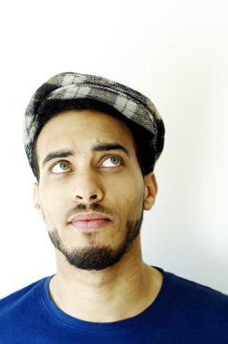 Bereli adam yukarı bakıyor.