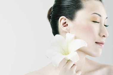 Çiçekle poz veren kadın