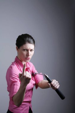 İş kadını dövüş sanatlarını gösteriyor.