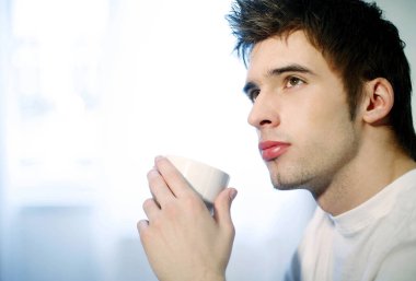 Adam içerken düşünüyor.