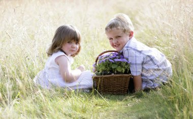 Bir sepet çiçekli çocuklar.