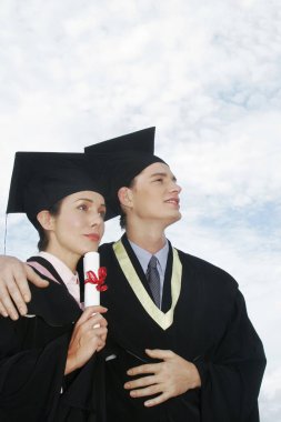 Mezuniyet cüppeli genç çift