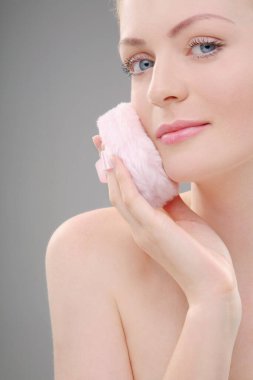 Pudra pudrasıyla pudra süren kadın