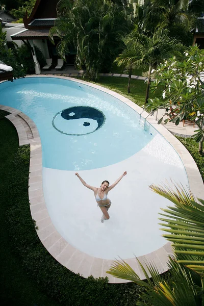 Mulher Biquíni Pulando Piscina — Fotografia de Stock