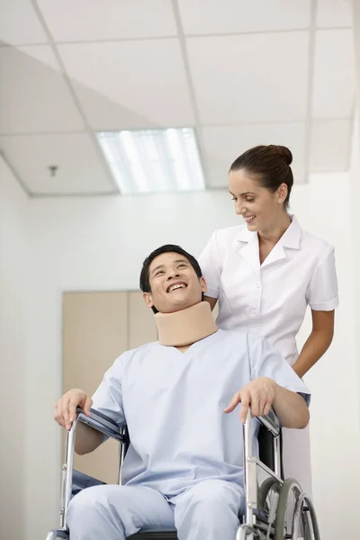 Krankenschwester Schubst Patientin Rollstuhl — Stockfoto