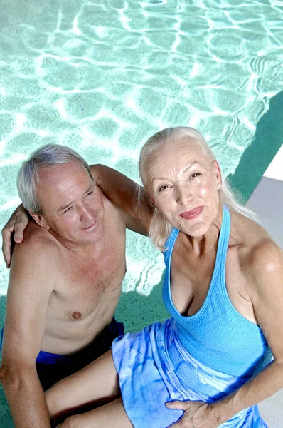 Casal Velho Relaxante Lado Piscina — Fotografia de Stock