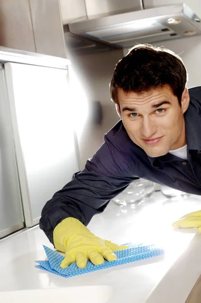 Man Cleaning Kitchen — Stock Photo, Image