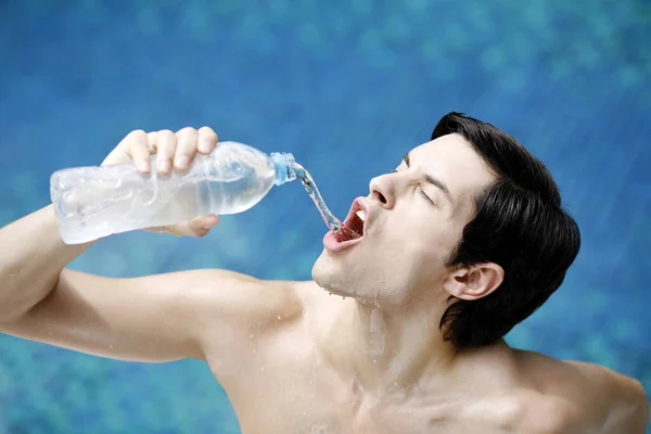 Hombre Agua Potable Piscina —  Fotos de Stock