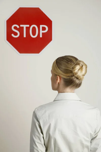 Mujer Negocios Mirando Letrero Stop — Foto de Stock