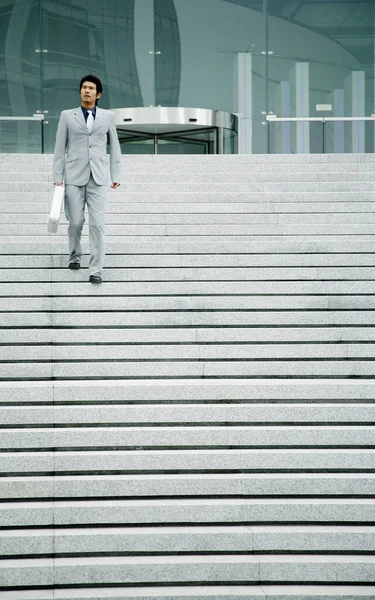 Zakenman Loopt Trap — Stockfoto