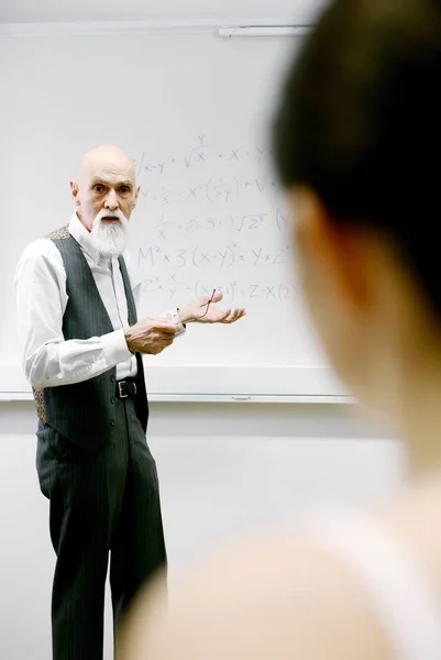 Old Profesor Menjelaskan Formula Baru Kepada Murid Muridnya — Stok Foto