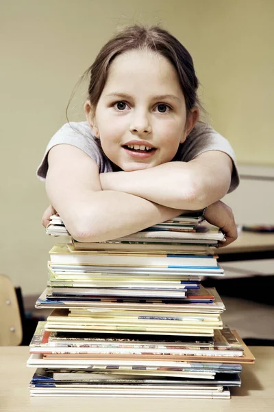 Gadis Yang Beristirahat Tumpukan Buku — Stok Foto