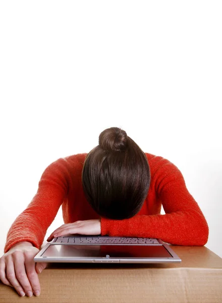 Kvinnan Sover Med Huvudet Laptopen — Stockfoto