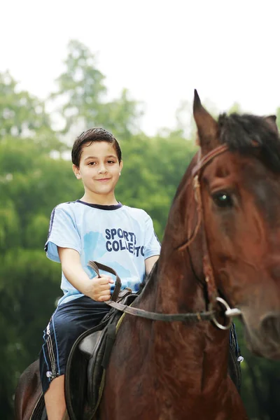Jongen Paardrijden — Stockfoto