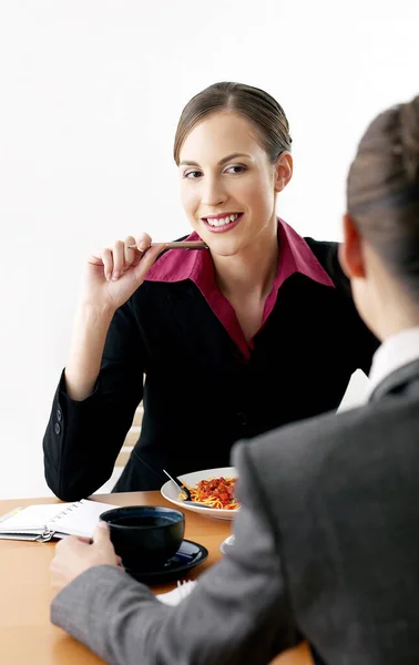 Üzletasszonyok Beszélgetnek Egymással Ebéd Közben — Stock Fotó