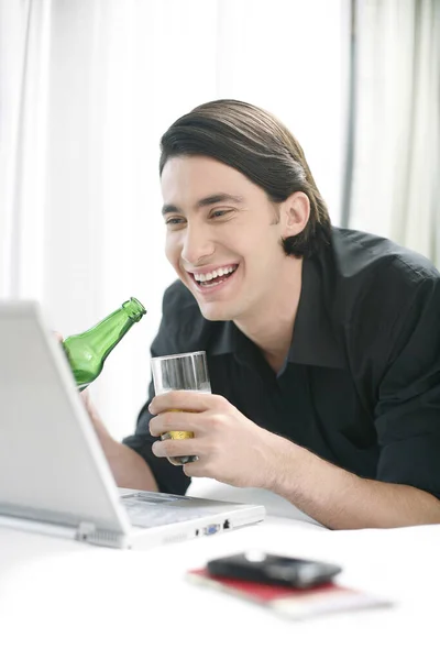 Mężczyzna Pijący Piwo Podczas Korzystania Laptopa — Zdjęcie stockowe