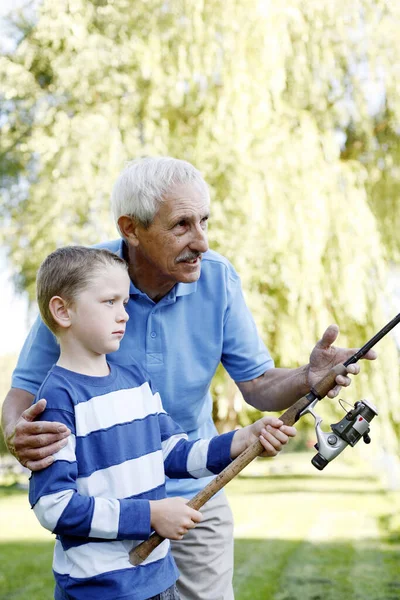 祖父と孫の釣りを一緒に — ストック写真
