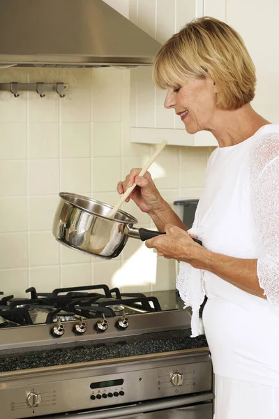 Mujer Mayor Cocinando Cocina —  Fotos de Stock