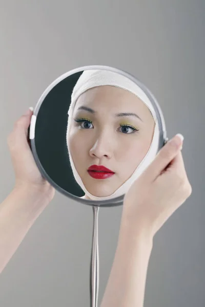 Wanita Dengan Wajah Diperban Melihat Cermin — Stok Foto