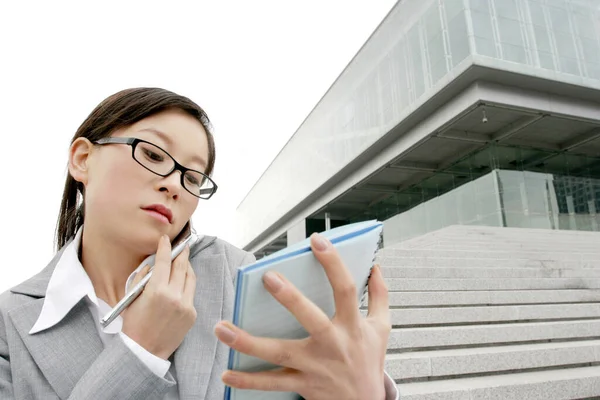 Zakenvrouw Controleren Van Haar Organisator Tijdens Het Praten Aan Telefoon — Stockfoto