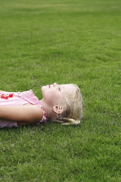 Девушка Лежащая Траве — стоковое фото