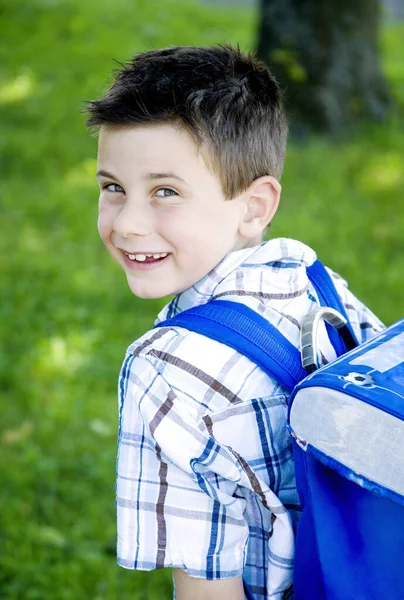 Junge Trägt Schultasche Auf Dem Rücken — Stockfoto